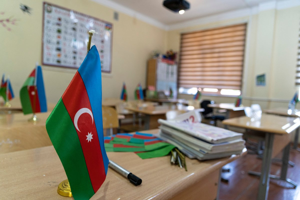 &laquo;У нас будут проблемы&raquo;. В Азербайджане заявили о планах запретить обучение на русском. Что говорят об этом в школах и вузах Баку?