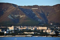 В АТОР назвали стоимость перелета семьи в аэропорт Геленджика и обратно