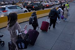 В Литве захотели заменить опасных русскоязычных мигрантов трудолюбивыми филиппинцами