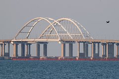 В очереди к Крымскому мосту скопилась почти тысяча машин