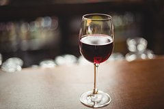 В России десятилетний ребенок решил допить вино родителей и оказался в реанимации