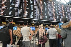 В Шереметьеве застряли тысячи пассажиров, отменено 174 рейса. Что известно на данный момент?
