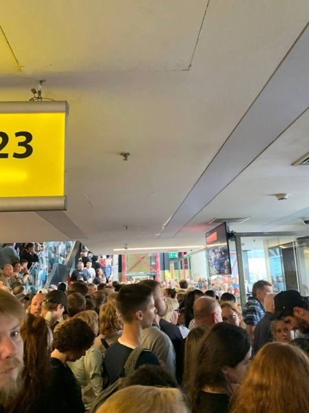 В Шереметьеве застряли тысячи пассажиров, отменено 174 рейса. Что известно на данный момент?