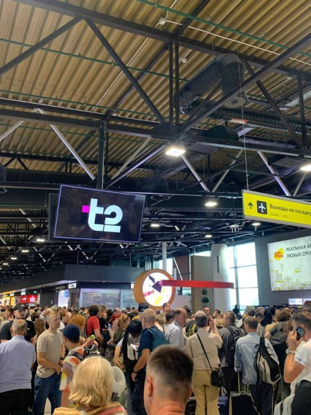 В Шереметьеве застряли тысячи пассажиров, отменено 174 рейса. Что известно на данный момент?