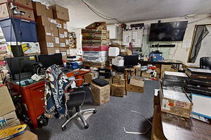 Женщина нашла за шкафом тайную комнату