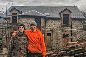 Женщина нашла за шкафом тайную комнату