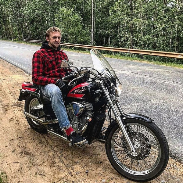 Звезда группы The Hatters разбился в ДТП вместе с женой. Что известно о трагедии?