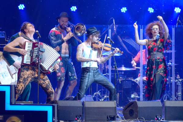 Звезда группы The Hatters разбился в ДТП вместе с женой. Что известно о трагедии?