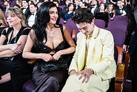 Анна Семенович в купальнике с глубоким декольте снялась крупным планом