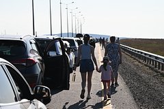 &laquo;Боже мой, бедный наш Крым&raquo;. Тысячи авто и 8 часов в очереди: у Крымского моста образовалась рекордная пробка. Что там творится?