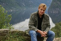 Делавший селфи во дворе церкви турист сорвался с вершины горы на камни