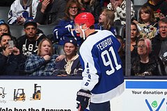 Клуб НХЛ выведет из обращения номер российского хоккеиста