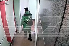 Курьер &laquo;Вкусвилла&raquo; захотел украсть принесенный им к двери москвича заказ и попал на видео