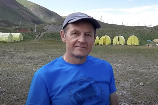 На пике Победы за месяц погибли четыре альпиниста. Почему их тела останутся там надолго?