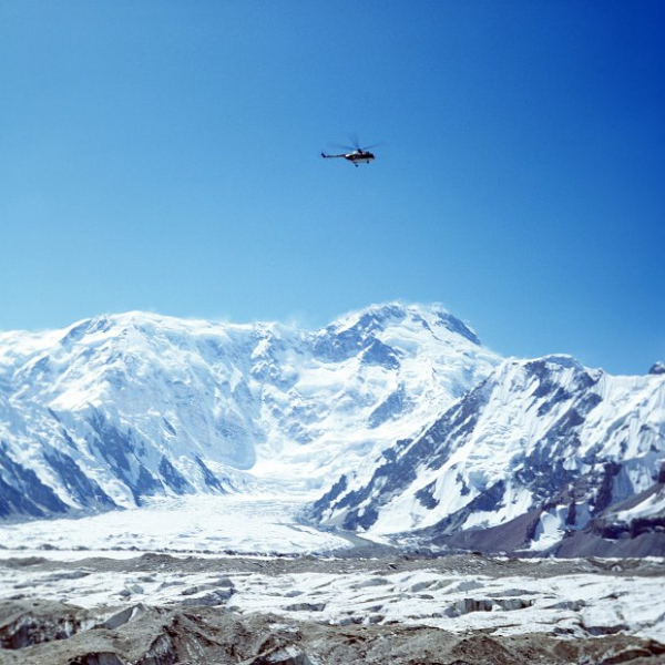 На пике Победы за месяц погибли четыре альпиниста. Почему их тела останутся там надолго?
