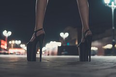 На российском пляже девушка станцевала стриптиз на фоне флага страны