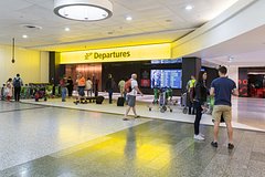 Полицейский в аэропорту случайно выстрелил в разъяренного дебошира