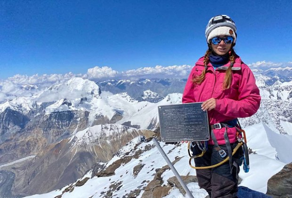 Россиянка сломала ногу при спуске с самой опасной горы СССР. Восемь дней она в снежном плену без еды и воды. Успеют ли ее спасти?