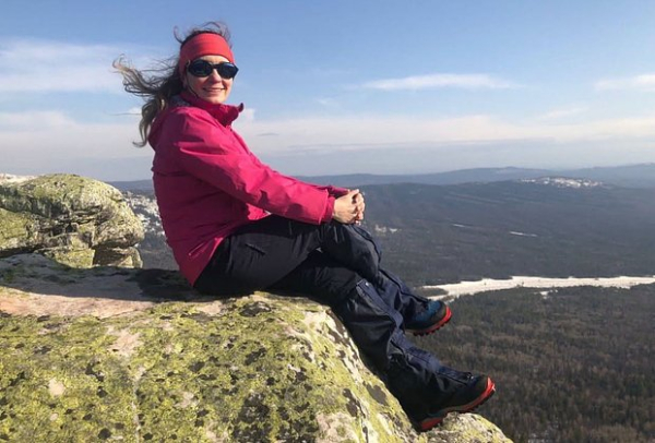 Россиянка сломала ногу при спуске с самой опасной горы СССР. Восемь дней она в снежном плену без еды и воды. Успеют ли ее спасти?