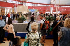 Российские туристы застряли в аэропорту Египта на всю ночь из-за задержки самолета