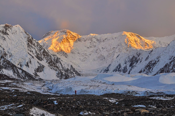 С застрявшей на самой опасной горе СССР альпинистки хотят взыскать миллионы за спасение. Она находится на пике Победы уже 9 дней