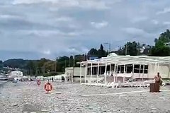 &laquo;Слышали? Что-то бомбануло&raquo;. Туристам в панике пришлось покидать пляжи Сочи из-за атаки беспилотников