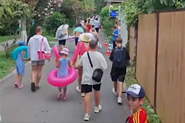 &laquo;Слышали? Что-то бомбануло&raquo;. Туристам в панике пришлось покидать пляжи Сочи из-за атаки беспилотников