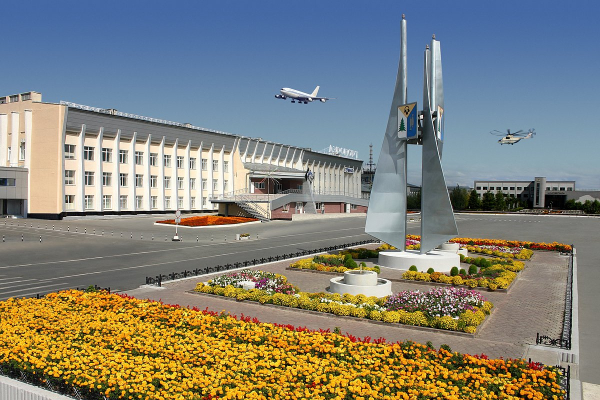 Сотни пассажиров из Великобритании незапланированно оказались в Нижневартовске. Их заперли в салоне самолета. Что известно?