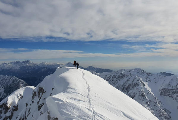 &laquo;Спасти нереально&raquo;. Операция по спасению российской альпинистки, застрявшей на пике Победы, официально прекращена