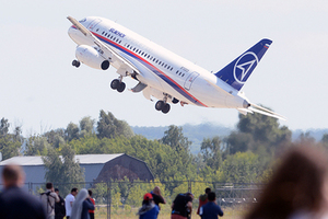 Стюардессы подали в суд на Boeing из-за оторвавшейся двери самолета