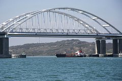 Тысячи машин скопилось в очереди к Крымскому мосту