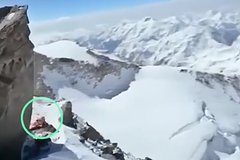 У застрявшей на пике Победы российской альпинистки появился шанс на спасение