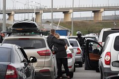 В очереди на Крымском мосту скопилось больше трех тысяч машин