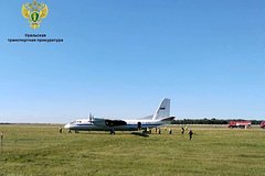 В российском регионе самолет выкатился за пределы взлетно-посадочной полосы