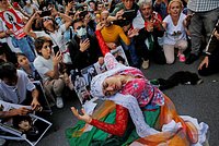 Зеленский высмеял пристыдившего его за внешний вид журналиста