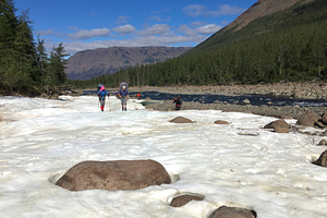 Девушка отправилась с возлюбленным в горы и сорвалась вниз у него на глазах