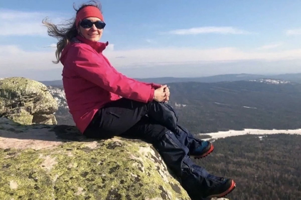 &laquo;Для альпиниста остаться в горах &mdash; честь&raquo;. Дрон зафиксировал состояние Наговициной, застрявшей на пике Победы. Что известно?