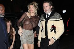 Дочь Майкла Джексона оголила грудь на публике