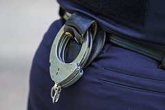 Грабитель с ножом заставил женщину раздеться в номере гостиницы и изнасиловал