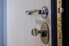 Юрист рассказал об ответственности хозяев незапертых квартир в случае кражи