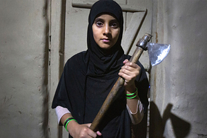 Крокодил приполз в деревню и напал на двух человек