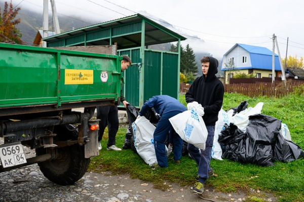 Курорт Сбера провел экосубботник на берегу Катуни