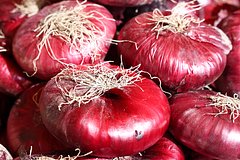 Летом россияне пытались вывезти из Крыма свечи в форме членов, гальку и ялтинский лук