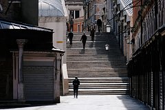 Мигранты избили туристов в Европе и натравили на них собаку со словами &laquo;свободу Палестине&raquo;