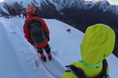 Мужчина хотел сфотографировать друзей на высоте более 5000 метров и сорвался