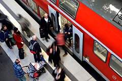 Пассажир поезда обсыпал расистскими оскорблениями двух украинок в Европе