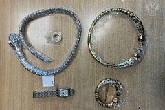 Пассажир привез в Россию люксовые украшения на 6 миллионов рублей и попался в аэропорту