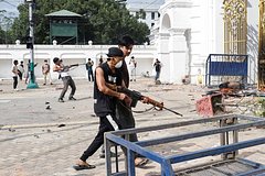 Первая группа россиян улетела из Непала после охвативших страну протестов