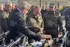 Путин в камуфляже и с пистолетом в руках попал на видео