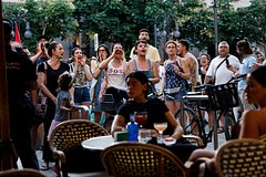 Жители европейского курорта вышли на протесты с топором и плакатами против туристов